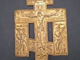 une croix dorée sur fond noir, avec une image de Jésus sur la croix