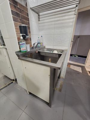 une cuisine avec un évier et un réfrigérateur