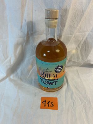 une bouteille d'alcool posée sur une table, avec une étiquette indiquant le prix