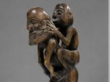 statue représentant un homme portant un enfant sur le dos