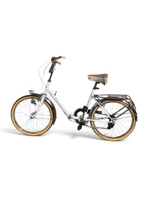 un vélo blanc avec un panier à l'arrière