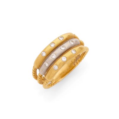 une bague en or et en argent sertie de diamants sur fond blanc
