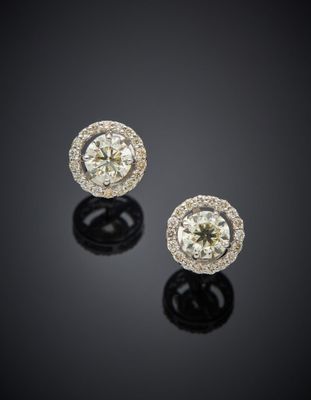 une paire de boucles d'oreilles en diamant et or blanc