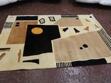 un tapis posé au sol dans un salon avec des canapés blancs
