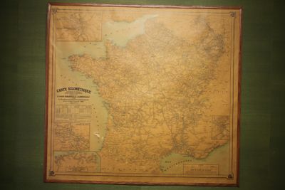 une carte de la France accrochée au mur d'une pièce