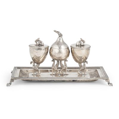 une image représentant un plateau en argent avec trois tasses et soucoupes