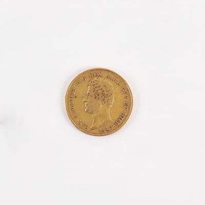 gros plan d'une pièce d'or sur une surface blanche
