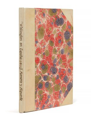 un vieux livre à la couverture rouge, orné de fleurs bleues et vertes