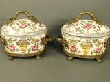 paire de plats à couvercle anciens en porcelaine, munis d'anses et de poignées