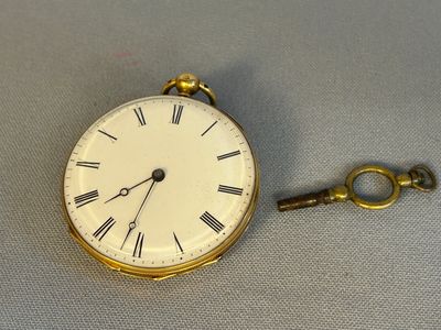 une montre à gousset en or à laquelle est attachée une clé