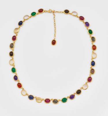 un collier en or orné de pierres multicolores montées sur une chaîne