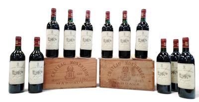 six bouteilles de vin rouge sont alignées