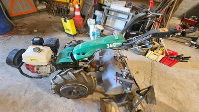 une petite moto qui est garée dans un garage