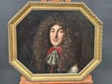 tableau représentant un homme aux longs cheveux bouclés tenant une théière