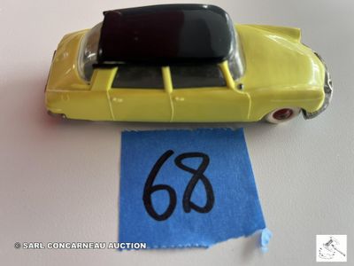 une petite voiture jaune sur laquelle est posé un téléphone portable
