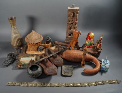 Lot de SOUVENIRS de voyage comprenant danseuse en bois sculpté (H. 30  - Photo 1