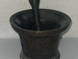 un mortier noir et une cuillère noire dans un bol noir