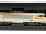 un petit train dans une boîte noire sur fond blanc