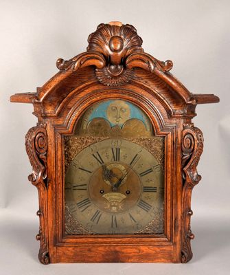 une horloge en bois posée sur une table