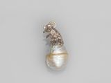 une image représentant un pendentif en perle et en argent sur fond blanc