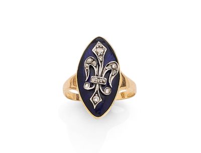 une bague en or et émail ornée d'un motif de fleur de lys