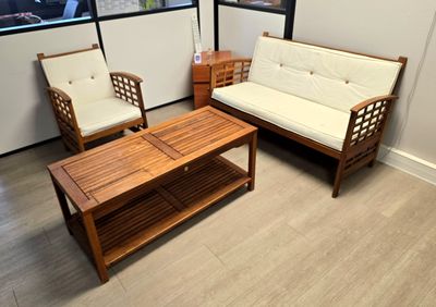 un salon avec un canapé, un fauteuil et une table basse