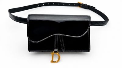 un sac banane noir orné d'un logo « d » doré