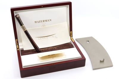 une boîte en bois contenant un stylo et un porte-stylo