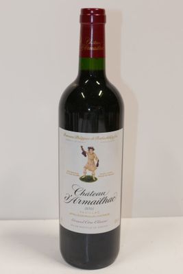 une bouteille de vin posée sur une table