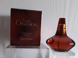 un flacon de parfum posé sur une table à côté d'une boîte