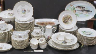 beaucoup d'assiettes et de tasses sur la table