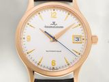une image montrant un gros plan d'une montre-bracelet au cadran blanc