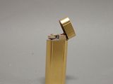 briquet doré sur fond blanc