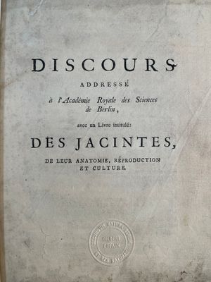 un vieux livre posé sur une table