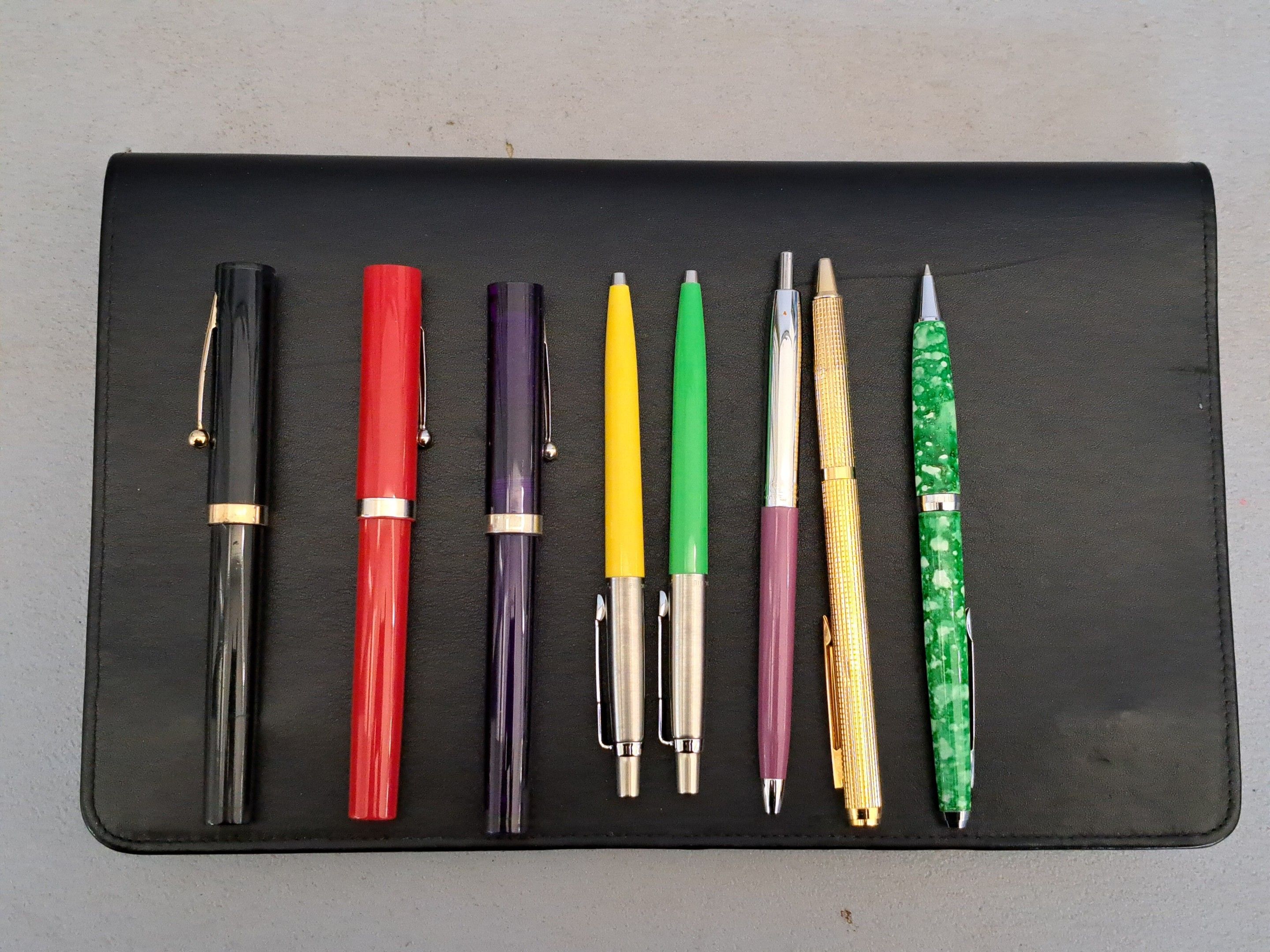 Lot de stylos plumes et billes :