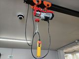 une grue suspendue au plafond d'un garage