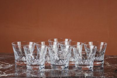 six verres posés sur une table en marbre, sur fond marron