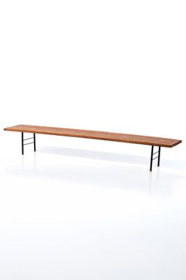 une image représentant un long banc en bois sur fond blanc