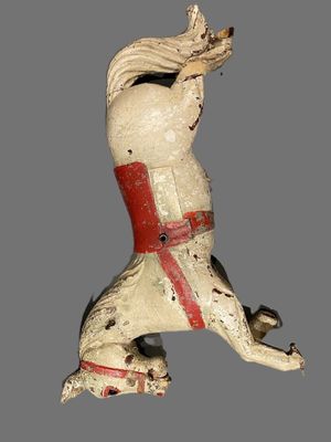 une petite statue représentant un cheval assis sur ses pattes arrière
