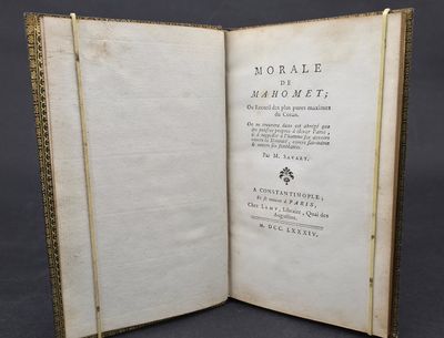 un livre ouvert avec l'image d'un oiseau dessus