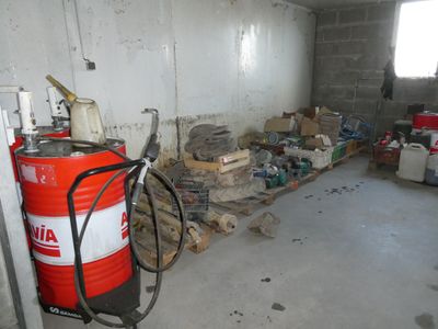 un extincteur dans une pièce encombrée de bric-à-brac
