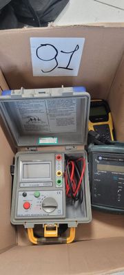 une boîte contenant du matériel électronique