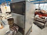une machine qui se trouve à l'intérieur d'un bâtiment