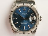 une montre qui se trouve au poignet d'une personne