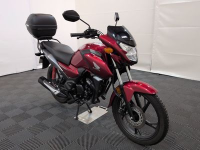 une moto rouge garée dans une pièce