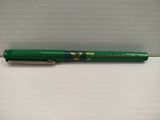 un stylo vert posé sur une boîte blanche