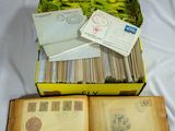 un livre ouvert posé sur une table, à côté d'une pile de timbres