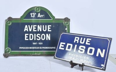 deux panneaux de signalisation placés l'un à côté de l'autre