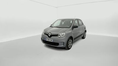 La voiture grise est garée dans une pièce blanche aux murs blancs.