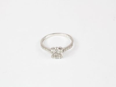 Bague contemporaine en or gris sertie d'un diamant dans un e…